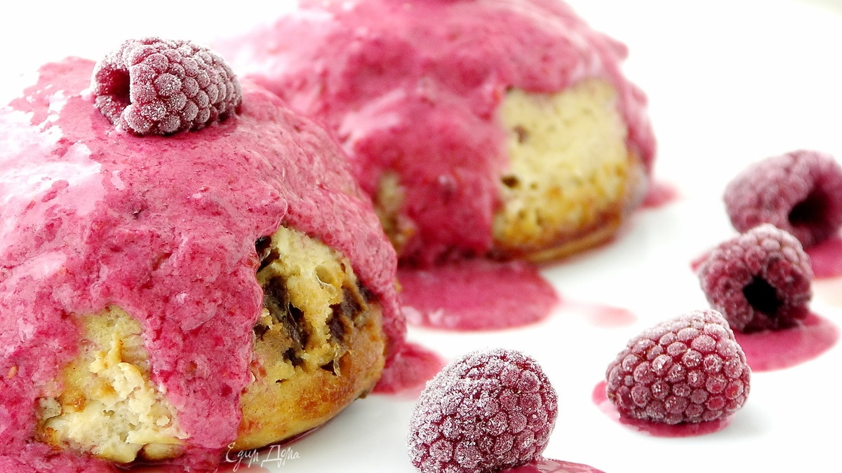 Творожная запеканка-суфле с финиками и малиново-вишнёвым соусом