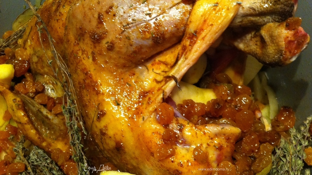 Цесарка в сидре с луком и яблоками