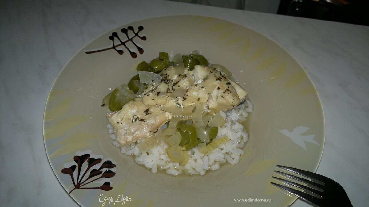 Треска на подушке из перцев,  лука и риса 