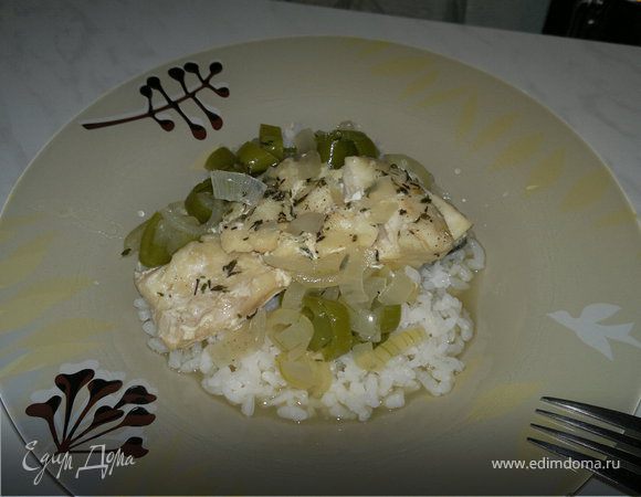 Треска на подушке из перцев,  лука и риса 