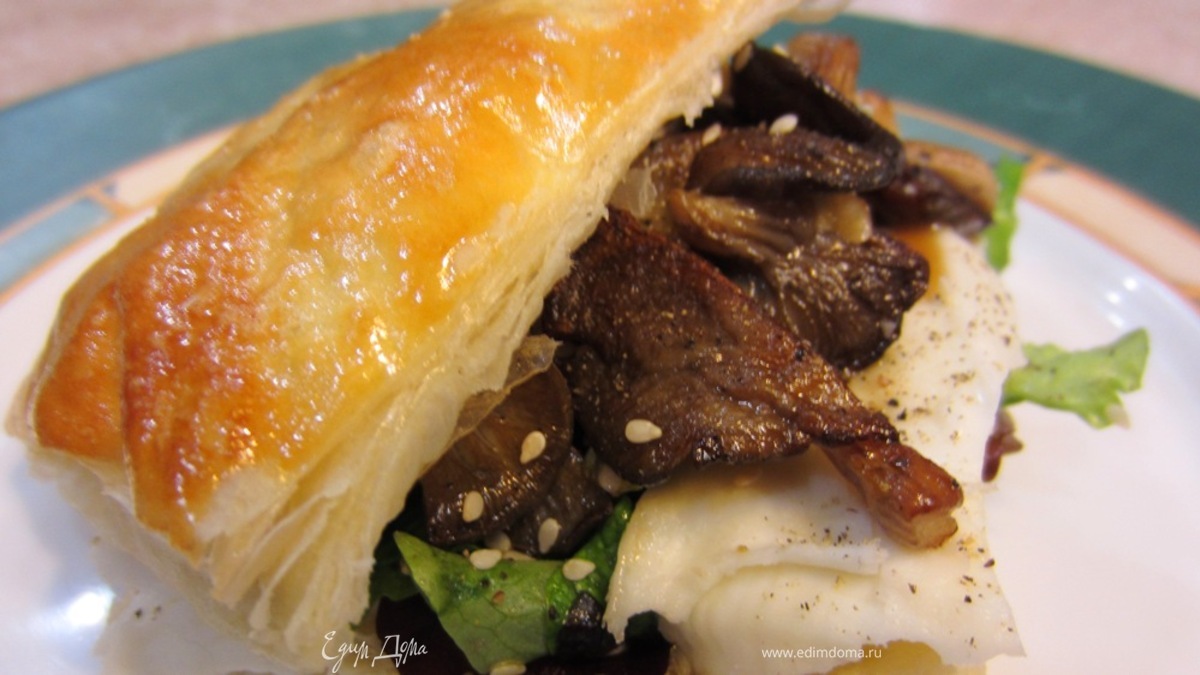 Сэндвич с моцареллой, грибами и соусом «Нисуаз»