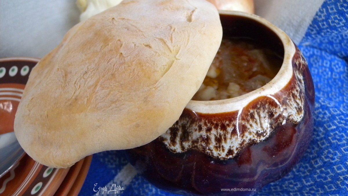 Борщ на квасной (мочёной) свекле в горшочке с хлебной "крышечкой"