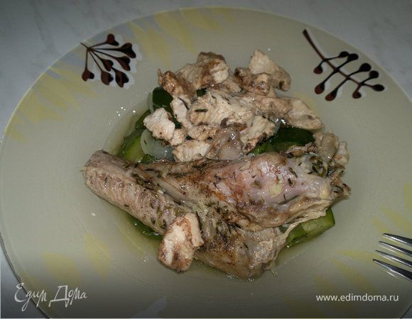 Утиное крыло и грудка индейки в горшке и цукини с луком