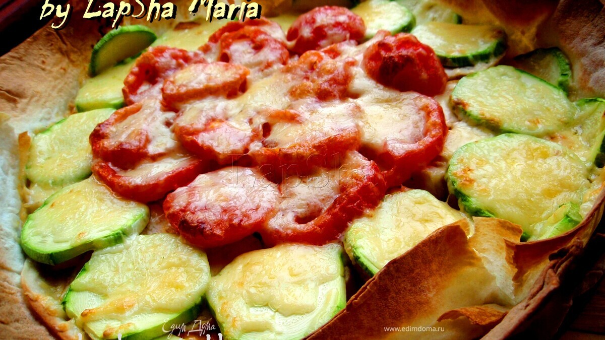 Открытый пирог из лаваша с курицей, кабачками и томатами