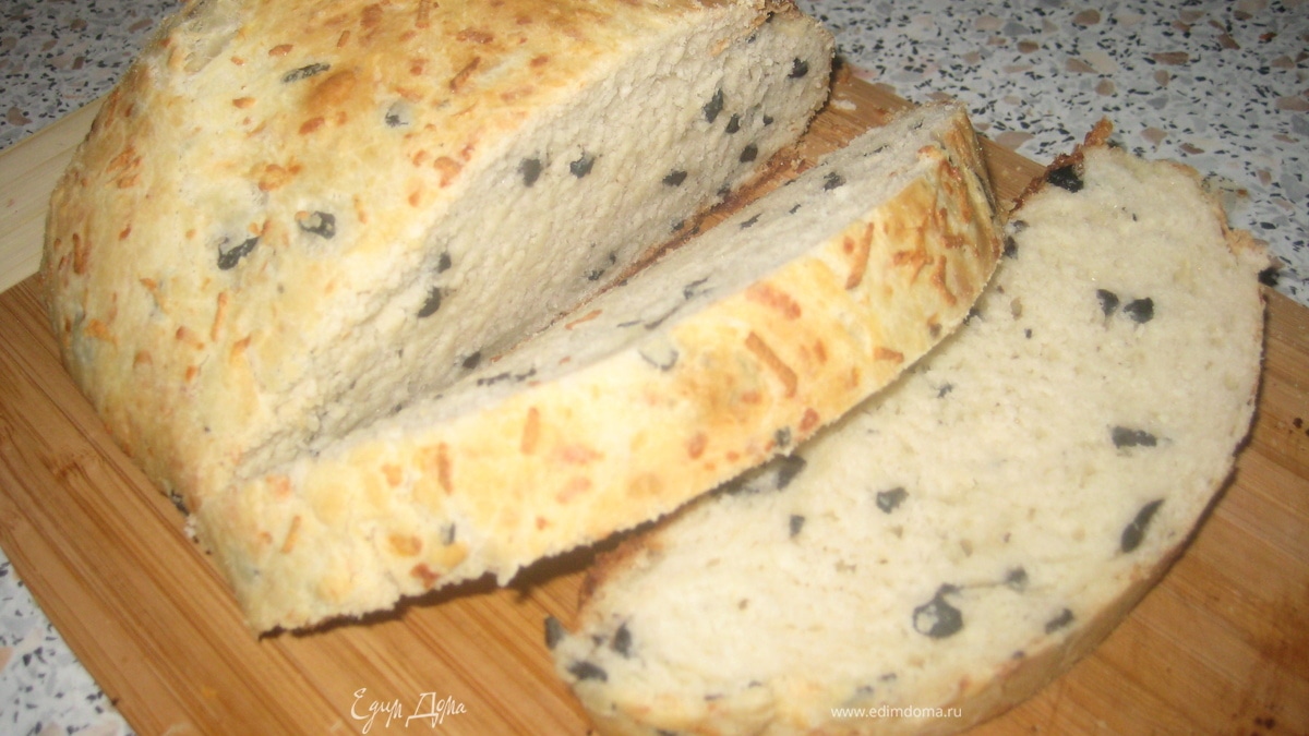 Хлеб с маслинами, сыром и чесноком