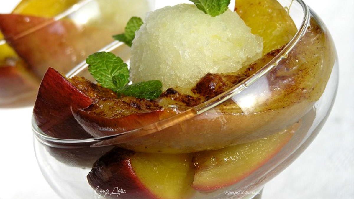 Печеное манго с корицей и мороженым