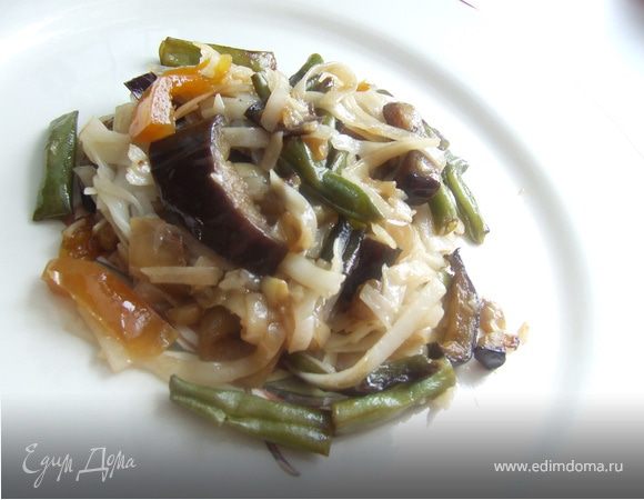 Рагу из баклажанов с рисовой лапшой