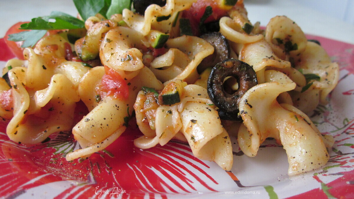 Итальянская паста с овощами и черными маслинами