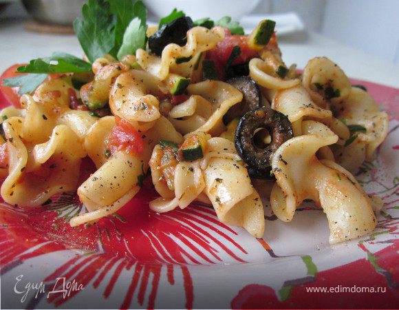 Итальянская паста с овощами и черными маслинами Итальянская паста с овощами и черными маслинами