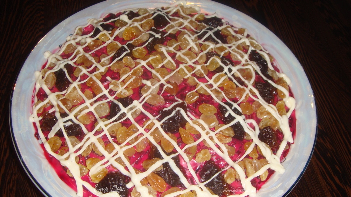 Салат с черносливом и изюмом