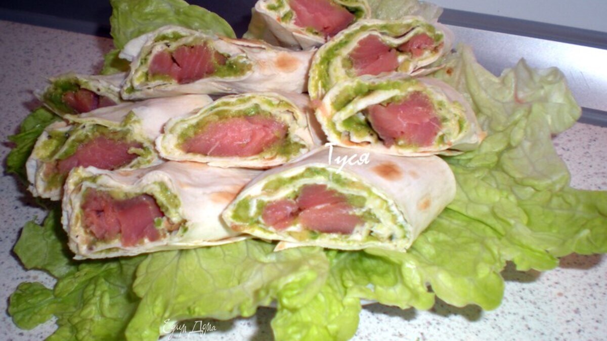 Роллы из тонкого лаваша с семгой и авокадо