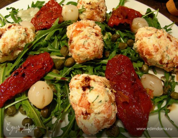 Закусочные шарики из копченого лосося и сыра и салат с ними Закусочные шарики из копченого лосося и сыра и салат с ними
