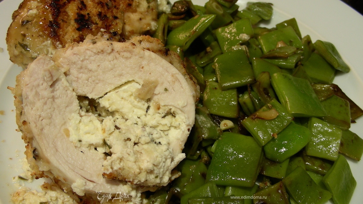 Куриные грудки, фаршированные крем-чизом Филадельфия, фетой и ароматными травами