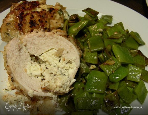 Куриные грудки, фаршированные крем-чизом Филадельфия, фетой и ароматными травами