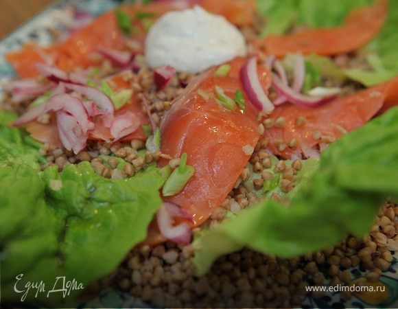 Гречка с семгой и маринованным луком 
