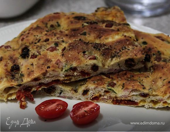 Фокаччо с вялеными томатами и ветчиной Фокаччо с вялеными томатами и ветчиной
