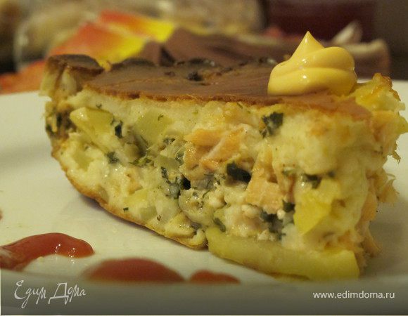 Домашний пирог с семгой, картофелем и зеленью