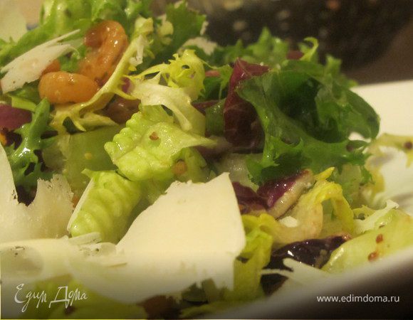 Салатный микс с креветками, пармезаном, хурмой и горчичной заправкой Салатный микс с креветками, пармезаном, хурмой и горчичной заправкой