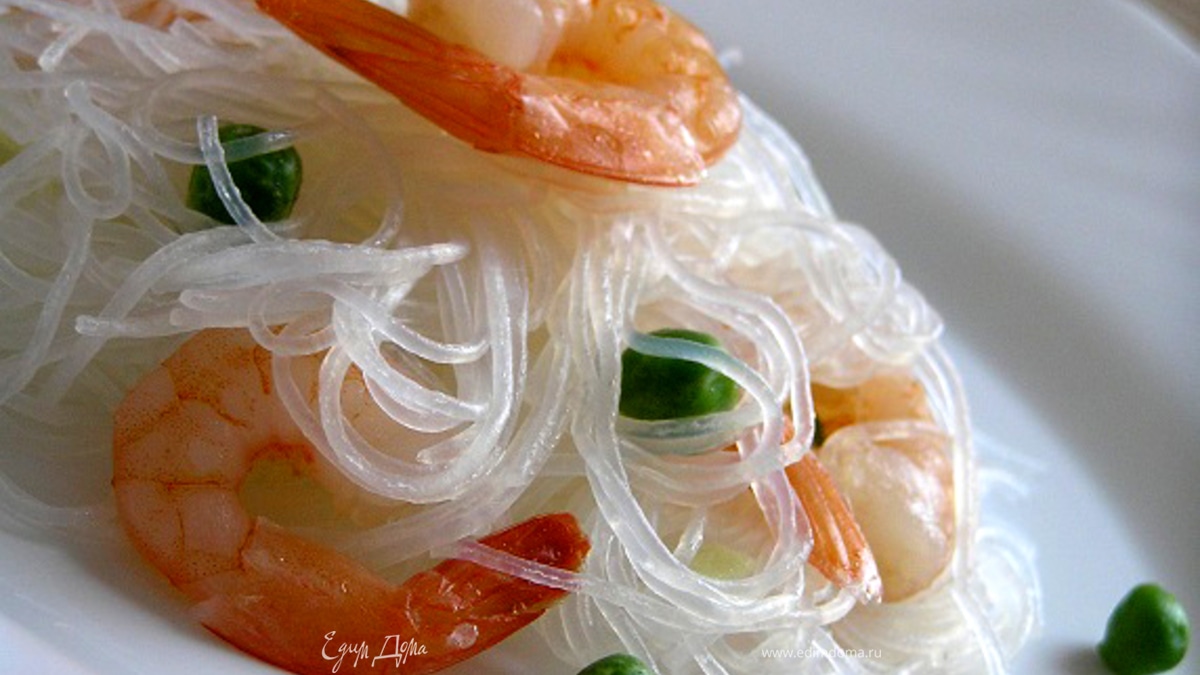 Фунчоза с креветками и зеленым горошком