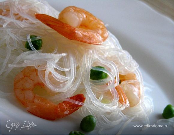 Фунчоза с креветками и зеленым горошком