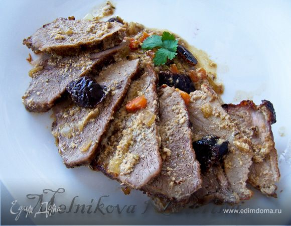 Свинина с черносливом под сливочным соусом