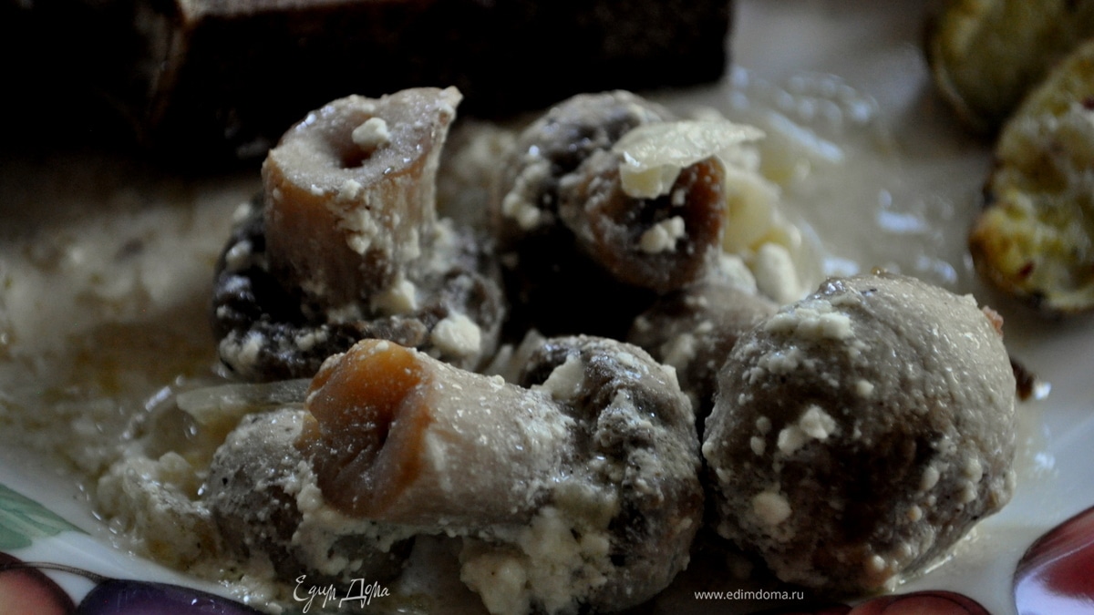 Грибы, запеченные в сметане с луком