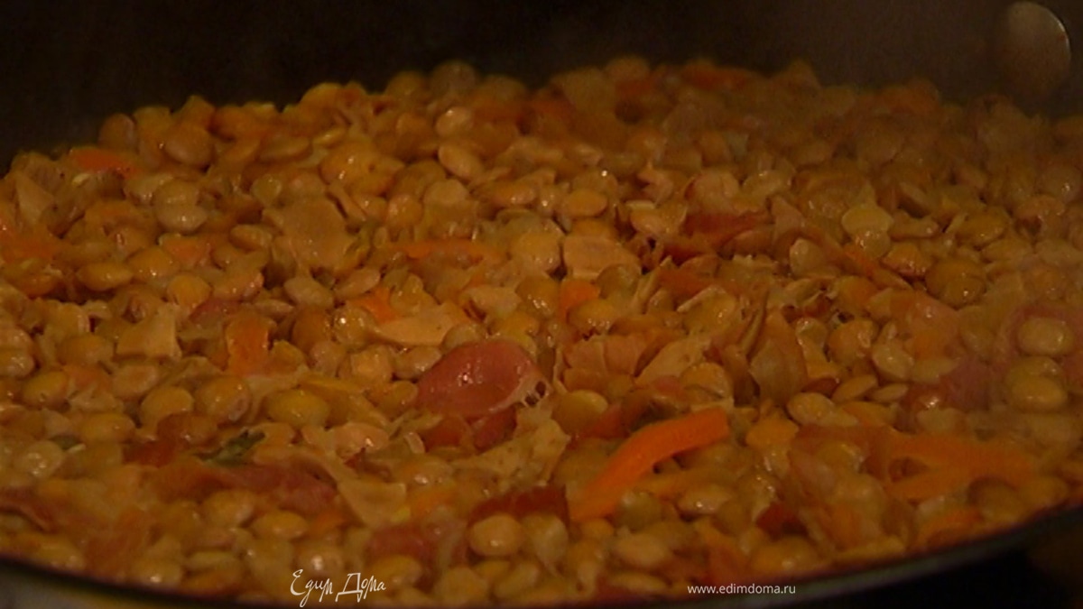 Чечевица с грибами, ветчиной и куриными сосисками