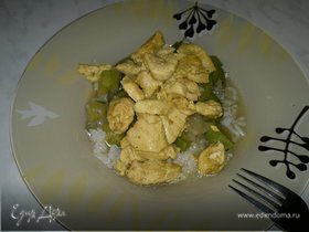 Рис с курицей в стиле карри и овощи на пару