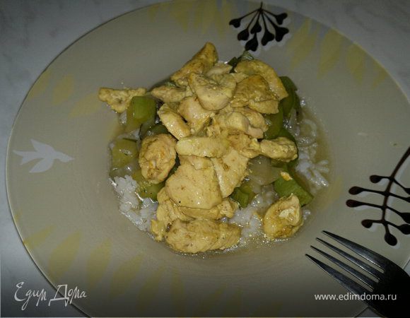 Рис с курицей в стиле карри и овощи на пару