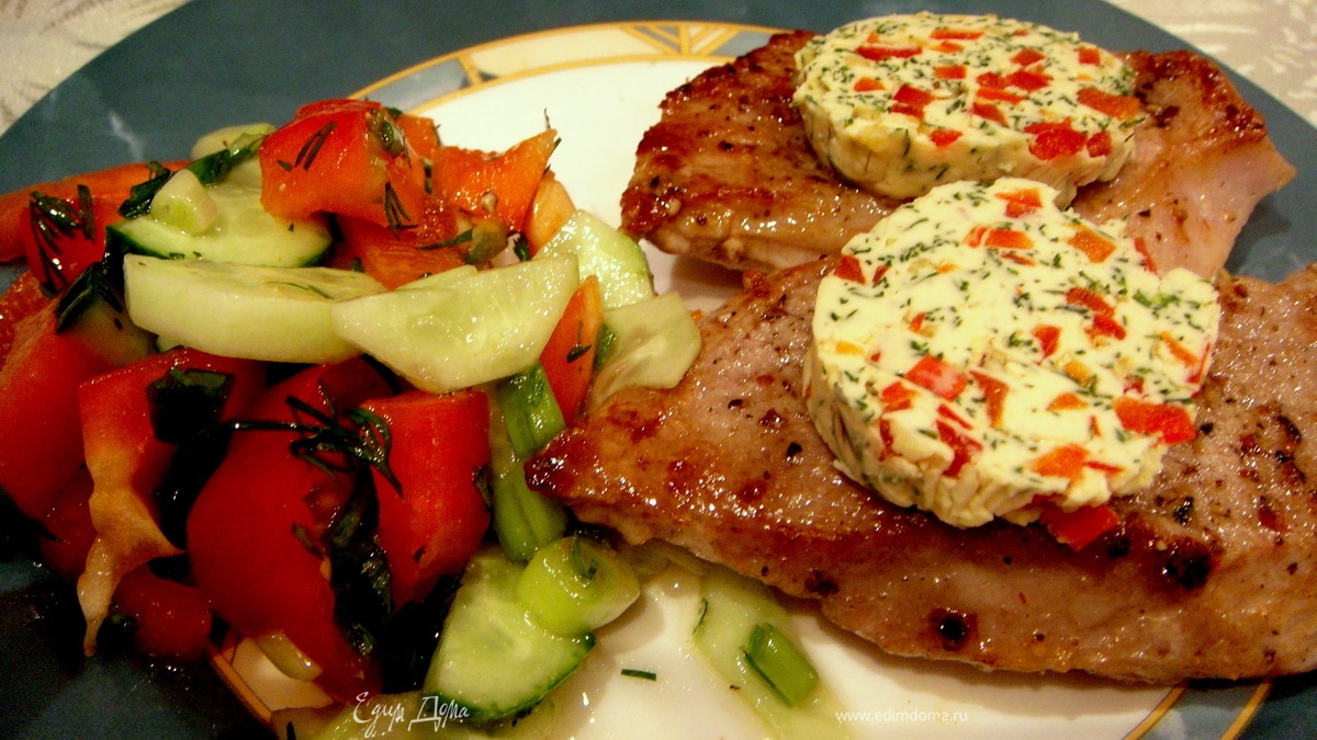 Медальоны из телятины с цветным маслом