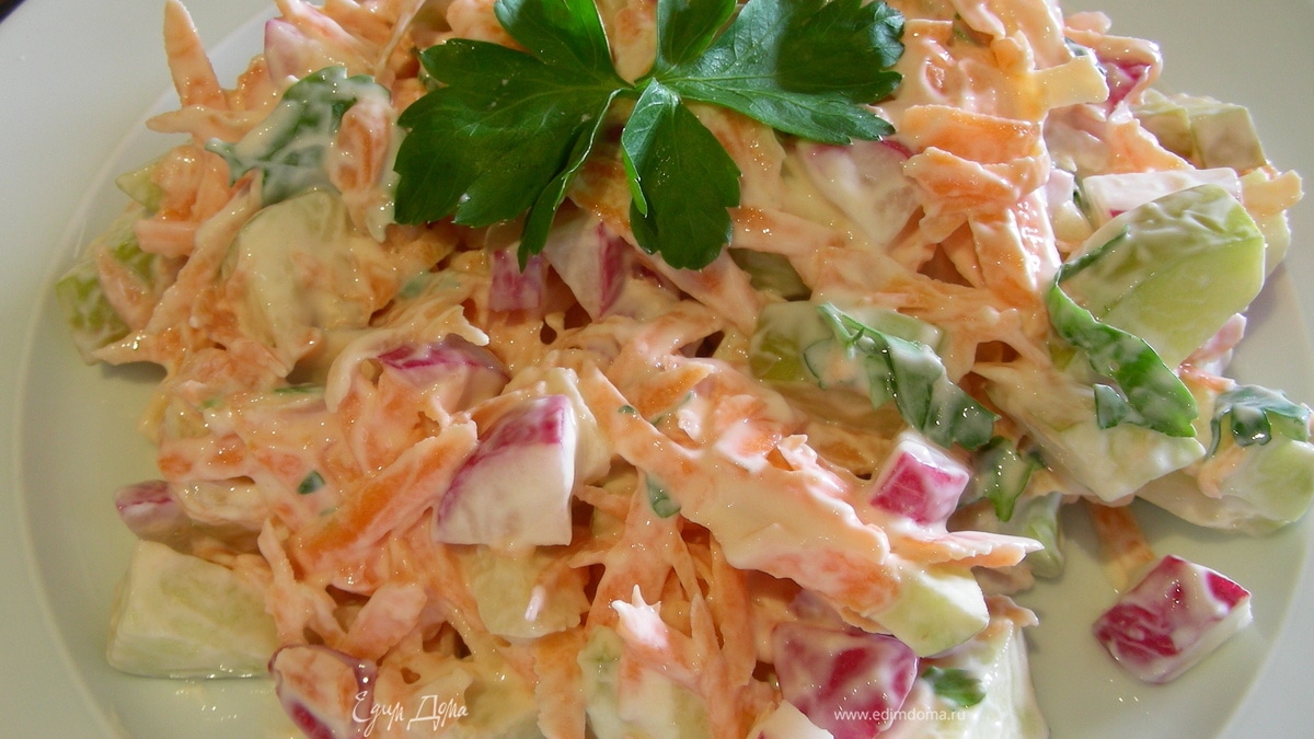 Легкий салат из редиса с морковью и творогом