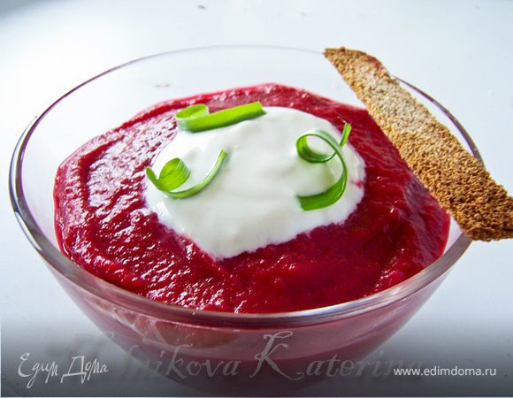 Свекольный суп-пюре со сметаной и крутонами Свекольный суп-пюре со сметаной и крутонами