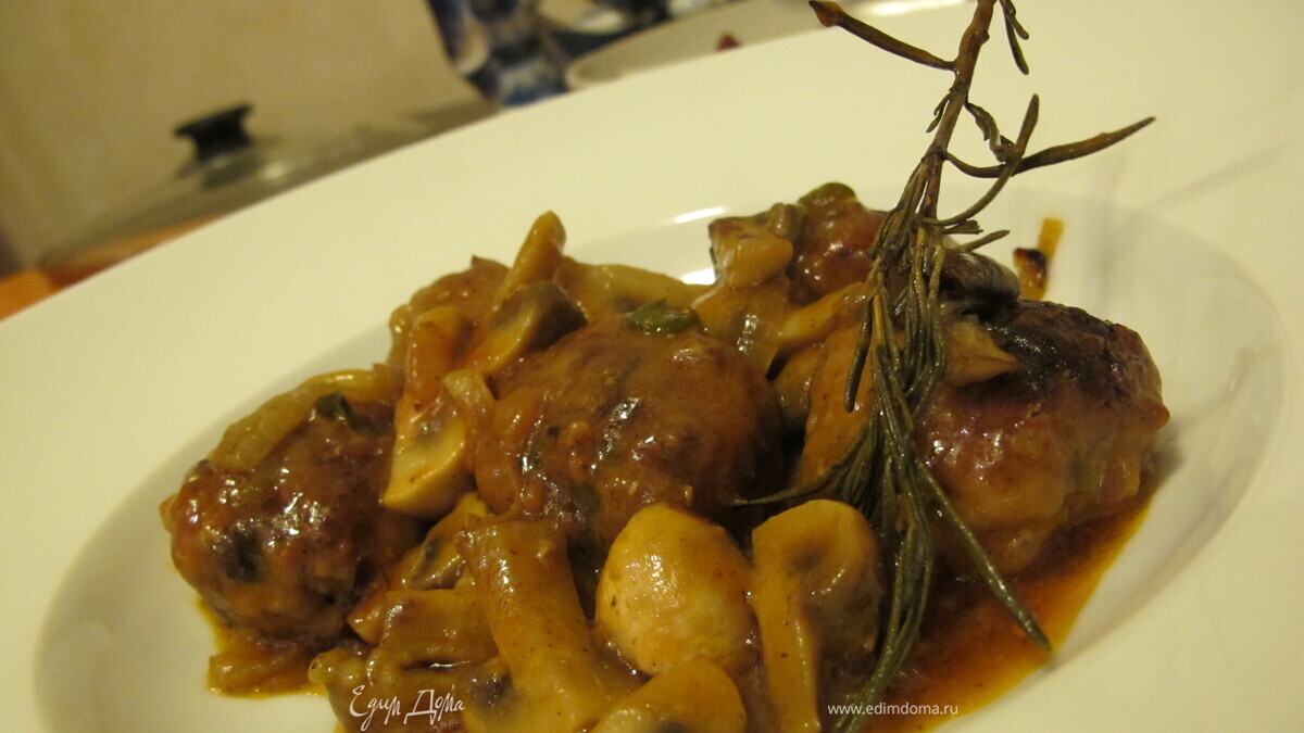 Мини-котлетки в томатном соусе с розмарином и грибами