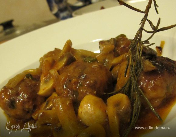 Мини-котлетки в томатном соусе с розмарином и грибами Мини-котлетки в томатном соусе с розмарином и грибами