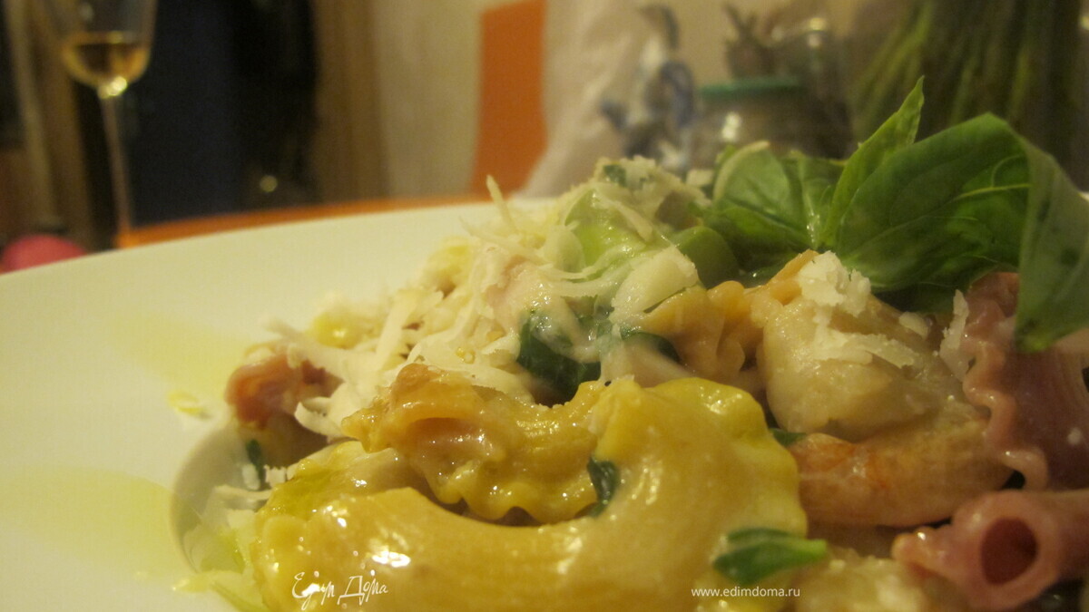 Цветная паста с креветками, кальмаром, спаржей и кокосовым молоком