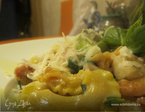 Цветная паста с креветками, кальмаром, спаржей и кокосовым молоком Цветная паста с креветками, кальмаром, спаржей и кокосовым молоком