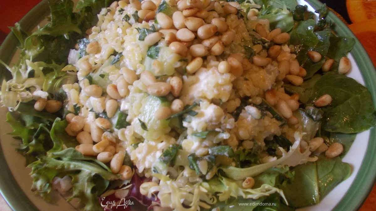 Салат из булгура с фетой и кедровыми орешками