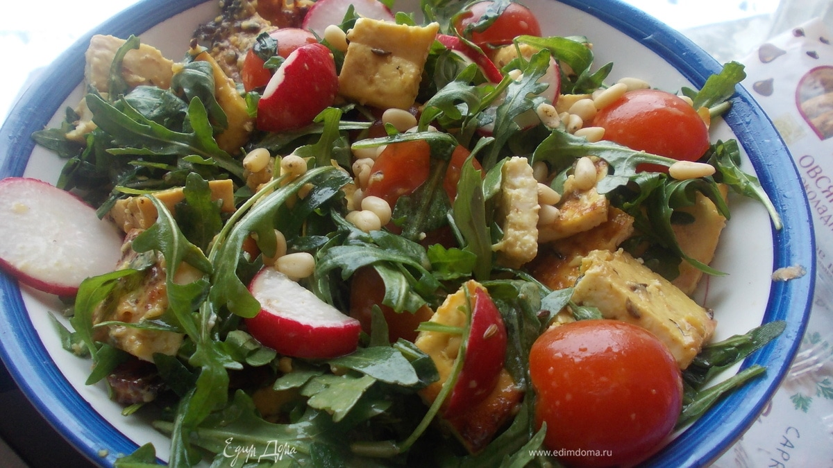 Рукола с адыгейским сыром