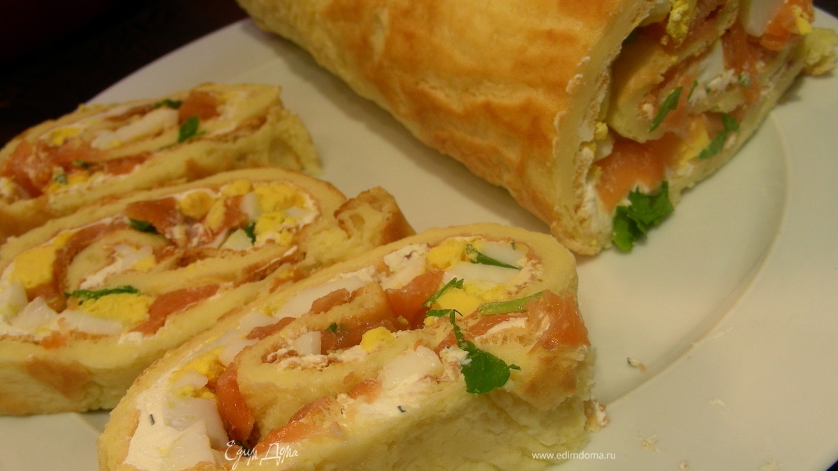 Заварной рулет с начинкой из копченого лосося, яиц и сливочного сыра