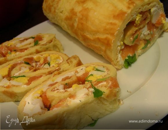 Заварной рулет с начинкой из копченого лосося, яиц и сливочного сыра Заварной рулет с начинкой из копченого лосося, яиц и сливочного сыра