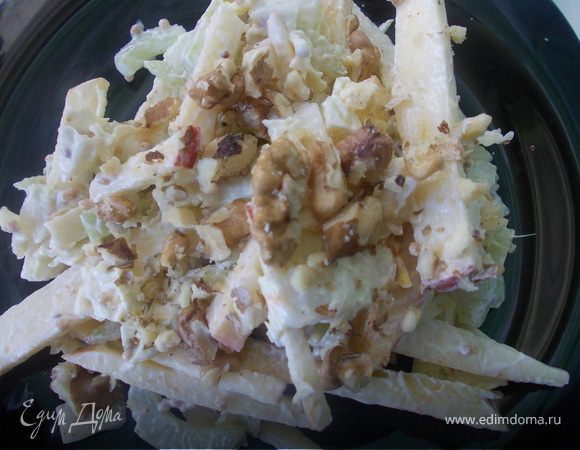 Легкий салатик из сельдерея с орешками