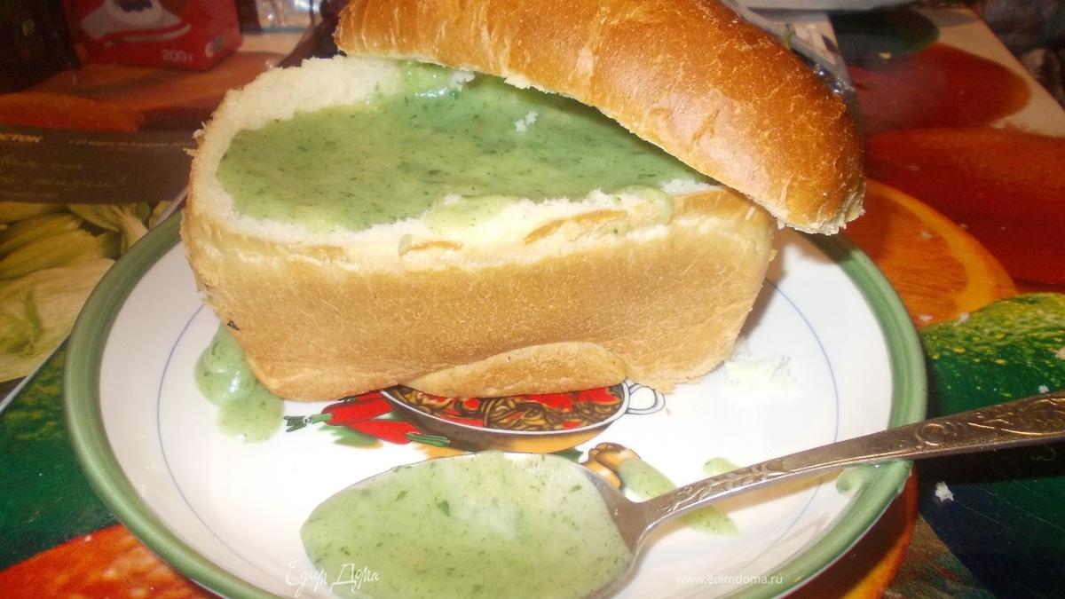 Суп-пюре из шпината в хлебушке