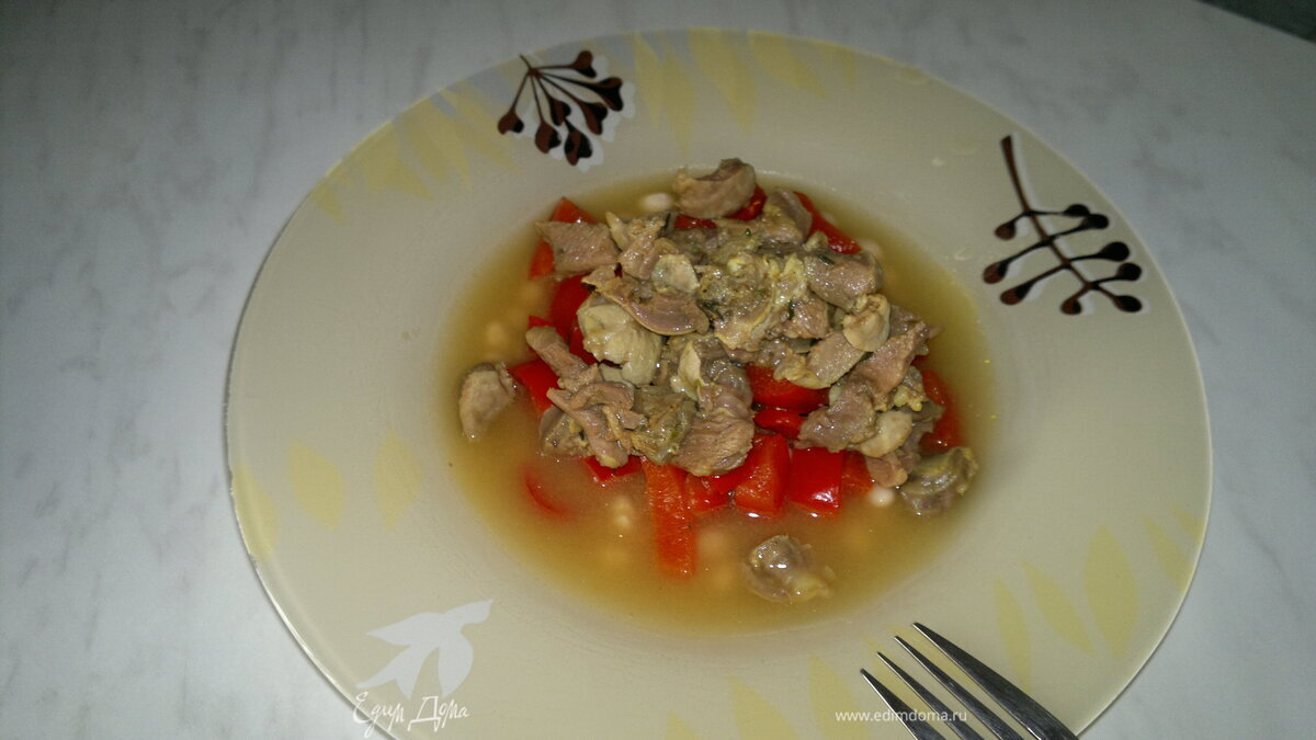 Похлебка с куриными желудками и бедром индейки со сладким перцем