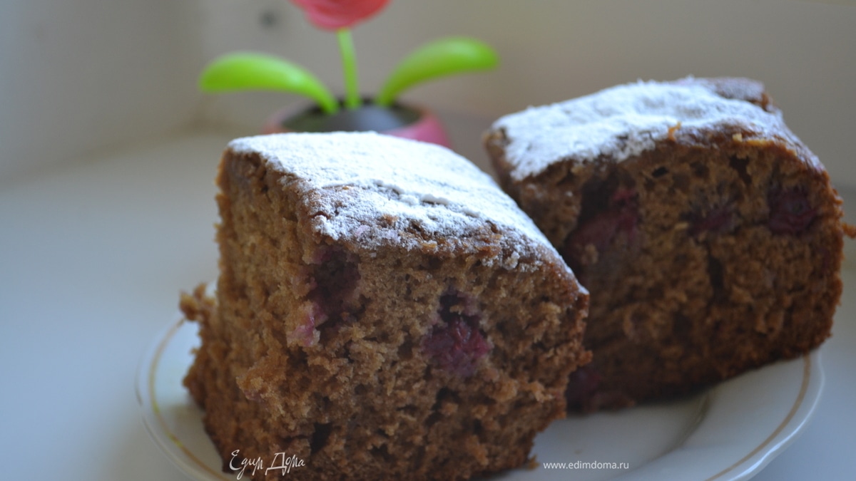 Кофейно-медовый пирог с вишней