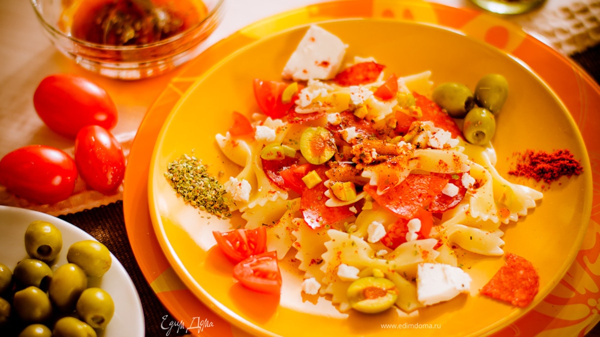 Салат с бантиками и паприкой