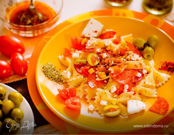 Салат с бантиками и паприкой