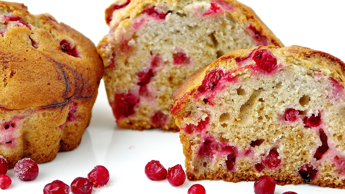 Маффины с малиновым сиропом и красной смородиной