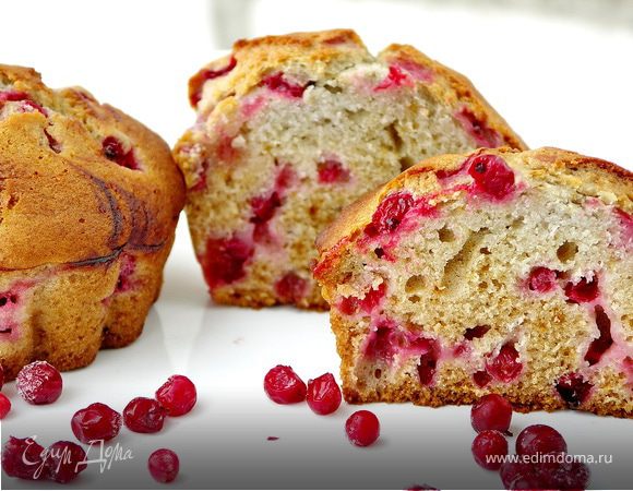 Маффины с малиновым сиропом и красной смородиной
