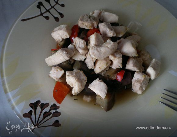 Восточные овощное рагу и мясо птицы в восточных специях