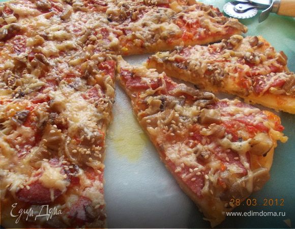 Пицца  с салями и грибами